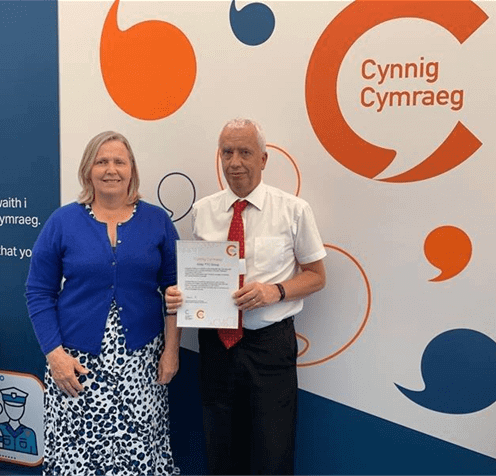 TTC Melfyn receiving certificate